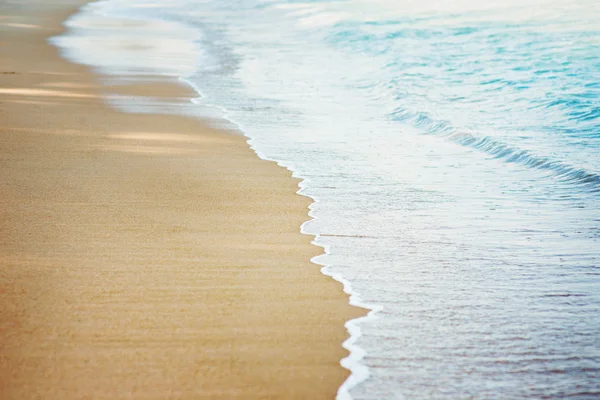 Praia de areia e onda — Fotografia de Stock
