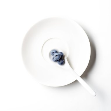 beyaz arkaplanda yabanmersini