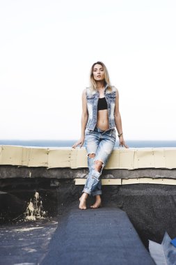 Çatıda genç kadın