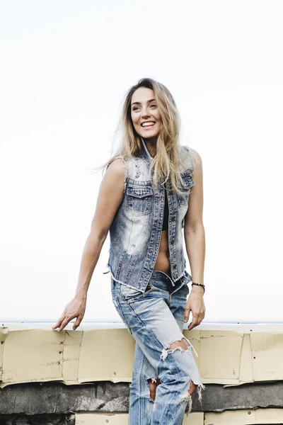 Çatıda genç kadın