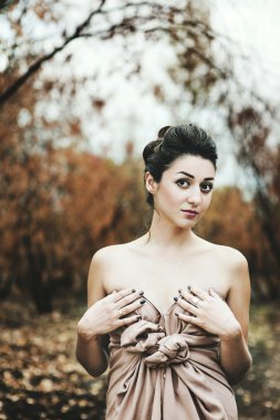 ormanda güzel genç kadın