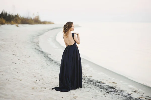 Mooie vrouw aan de kust — Stockfoto