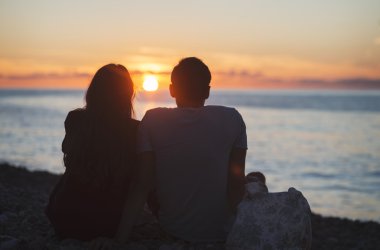 Gün batımında sahilde bir çift.