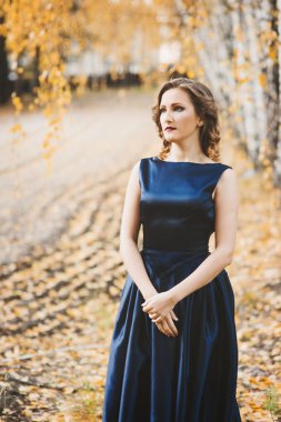 Ormanın içinde mavi elbiseli Bayan