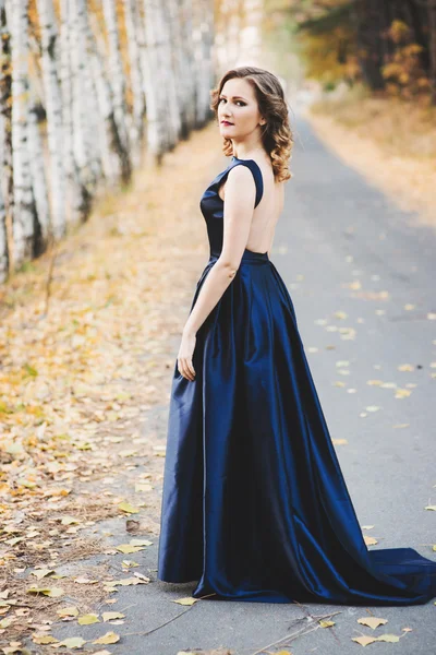 Κυρία σε ένα μπλε φόρεμα στο δάσος — Φωτογραφία Αρχείου