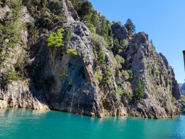 Güneşli, bulutsuz bir günde, dağların arka planına karşı deniz manzarası. Güneşli, bulutsuz bir günde, dağların arka planına karşı deniz manzarası..