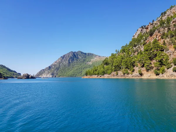 Güneşli Bulutsuz Bir Günde Dağların Arka Planına Karşı Deniz Manzarası — Stok fotoğraf