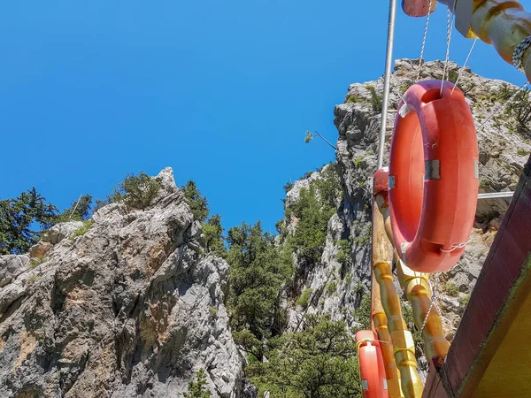 Θαλάσσιο Τοπίο Στο Φόντο Των Βουνών Μια Ηλιόλουστη Χωρίς Σύννεφα — Φωτογραφία Αρχείου