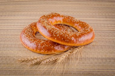 Bagel ve buğday başağı.