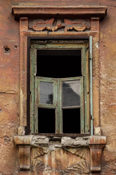 Altes kaputtes Fenster mit Fensterscheibe — Stockfoto