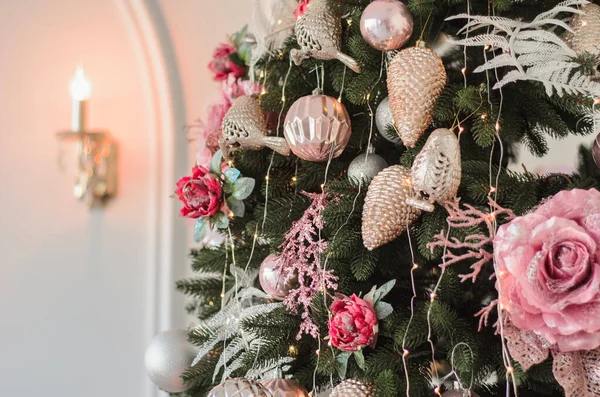 Árbol de Navidad decorado con guirnaldas — Foto de Stock