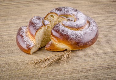 Çörek fırını simidi sarın.