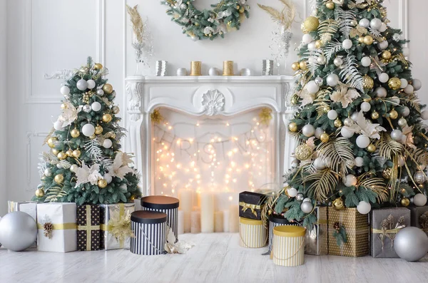 Año Nuevo habitación luminosa o sala con decoración de Navidad — Foto de Stock