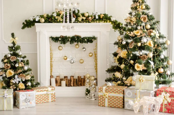 圣诞室内，冷杉，礼物，壁炉 — 图库照片