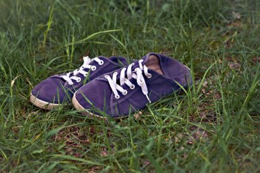 Ayakkabılar çimlerin üzerinde - rahatla, dinlen, mola