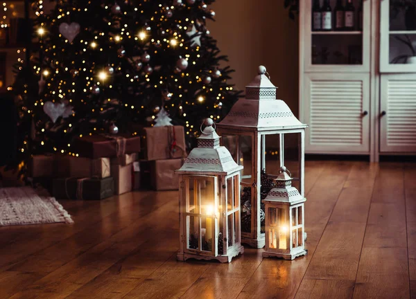 Interior de Año Nuevo con linternas de madera — Foto de Stock