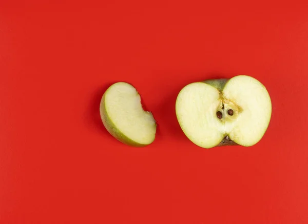 Apple slices on red background in top view — Stock Photo, Image