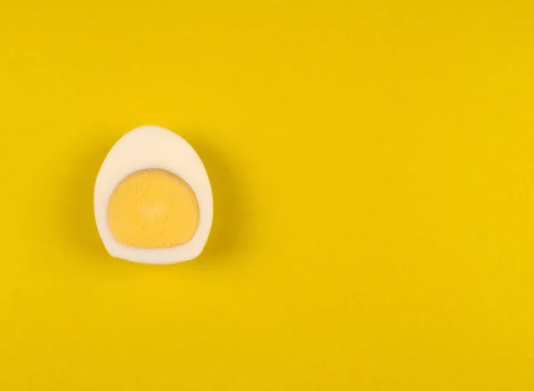 ไข่ต้มแข็งหั่นบนพื้นหลังสีเหลือง — ภาพถ่ายสต็อก