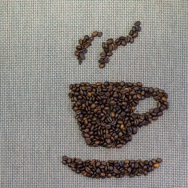Ziarna kawy palonej w kształcie filiżanki na jutę — Zdjęcie stockowe