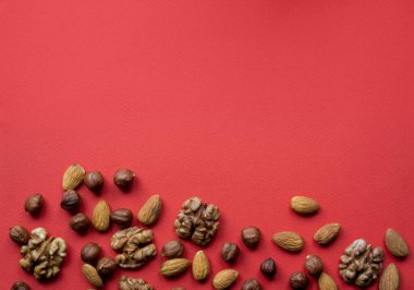 Farklı Nuts düz dokulu arkaplan üzerine yatar