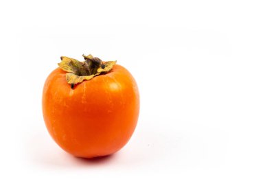 Beyaz arka planda izole edilmiş olgun taze hurma.