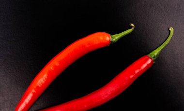 Koyu arkaplanda taze kırmızı biber.