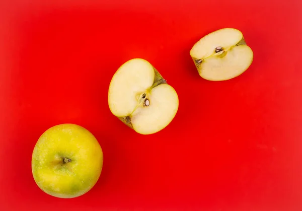 Frischer roter Apfel auf rotem Hintergrund. — Stockfoto