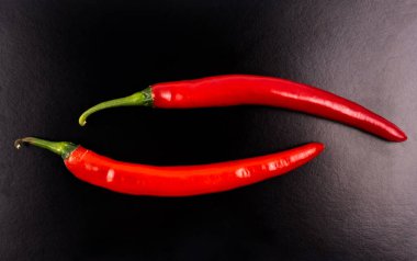 Koyu arkaplanda taze kırmızı biber.