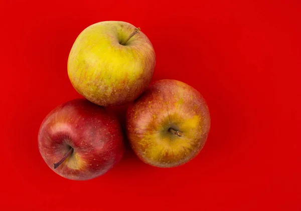 Frischer roter Apfel auf rotem Hintergrund. — Stockfoto