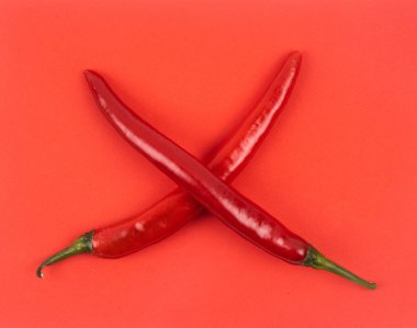 Kırmızı parlak arkaplanda taze kırmızı biber.