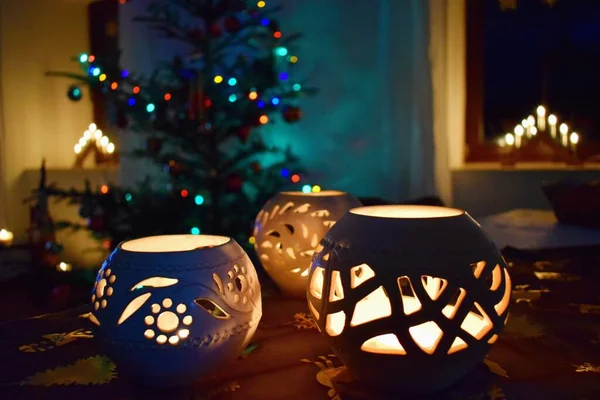 Gemütliches Weihnachtshaus Mit Lichtern Und Laternen — Stockfoto