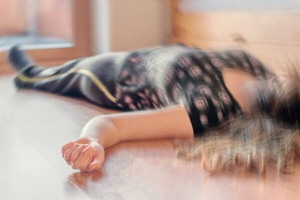 Женщина лежит на полу дома, эпилепсия, без сознания, слабость, инсульт, несчастный случай или другие проблемы со здоровьем, здравоохранение и медицинская концепция