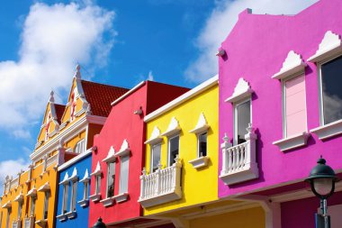 Kralendijk kasabasının tipik renkli evleri. Bonaire, Karayip Hollanda