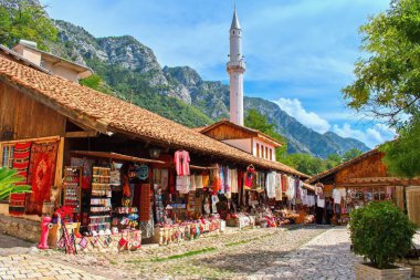 Hediyelik eşya dükkanları olan Eski Pazar, Kruje Arnavutluk. Kruje Arnavutluk 'un orta kesiminde bir şehir ve belediyedir.