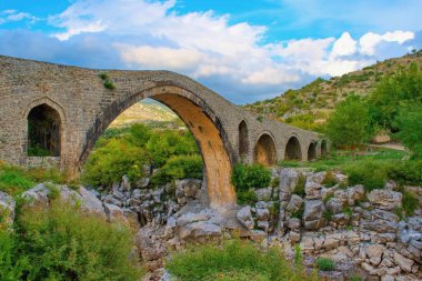 Arnavutluk 'un Şkodar kentindeki Kir Nehri üzerindeki Ura e Mesit olarak bilinen Mesi Köprüsü.