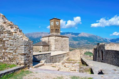 Cirokaster kalesi, Arnavutluk. UNESCO 'nun Osmanlı döneminden kalma taş evleri, kayrak çatıları ve çakıl taşı caddeleri olan taştan şehir olarak bilinen eski bir kasabası.