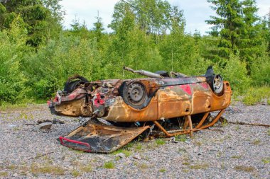 Yanmış yolcu vagonu enkazı.
