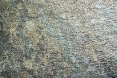 Eğimli eski yeşil kaya yapısı. Doğal taş arkaplan