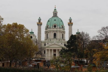 Viyana, Avusturya - 10 Kasım 2017. Karlskirche 'de Noel Pazarı Pavyonu inşaatı