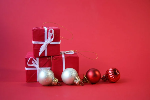 Vánoční Prapor Červenými Dárkové Krabice Bílé Červené Vánoční Stromky Dekorace — Stock fotografie