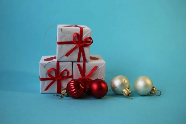 Vánoční Prapor Třemi Bílými Dárkové Krabice Bílé Červené Vánoční Stromky — Stock fotografie