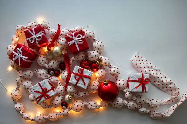 Bannière Noël Sur Fond Blanc Avec Une Guirlande Boules Blanches — Photo