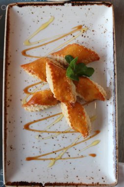 Beyaz dikdörtgen tabakta bir tatlıya yakın çekim