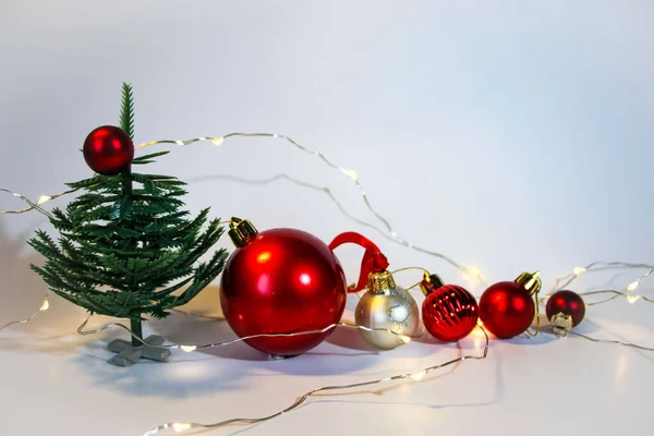 Weihnachtsbanner Auf Weißem Hintergrund Mit Einem Kleinen Weihnachtsbaum Einem Lichterkranz — Stockfoto