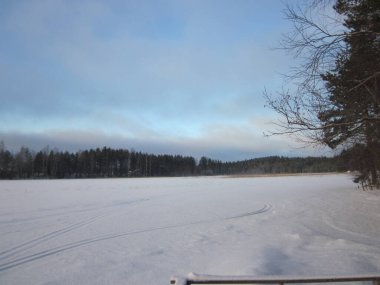 Akşamları doğal bir arka plan ya da doku olarak karlı göl