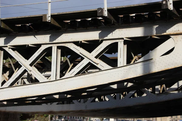 Nahaufnahme Der Mittleren Spannweite Der Zweigleisigen Eisenbahnbrücke Mit Den Höfen — Stockfoto