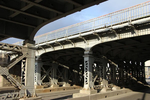 Blick Auf Die Seitenspannweite Der Zweigleisigen Eisenbahnbrücke Nahaufnahme Zarskosselski Eisenbahnbrücke — Stockfoto