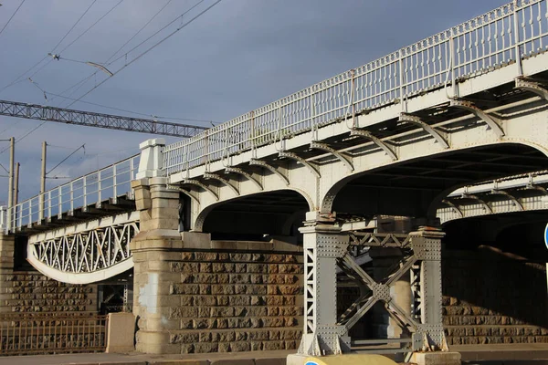 Vista Los Vanos Laterales Centrales Arqueados Del Puente Ferroviario Doble —  Fotos de Stock