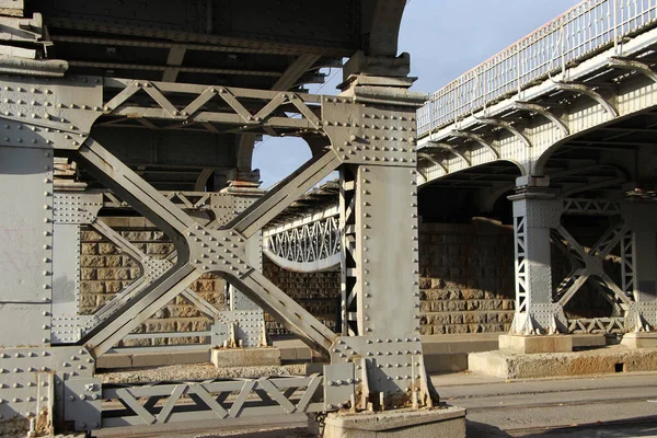Nahaufnahme Der Seitlichen Stützen Der Zweigleisigen Eisenbahnbrücke Zarskosselskij Eisenbahnbrücke Fertigstellung — Stockfoto