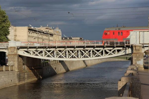 Primo Piano Della Campata Centrale Del Ponte Ferroviario Con Fattorie — Foto Stock